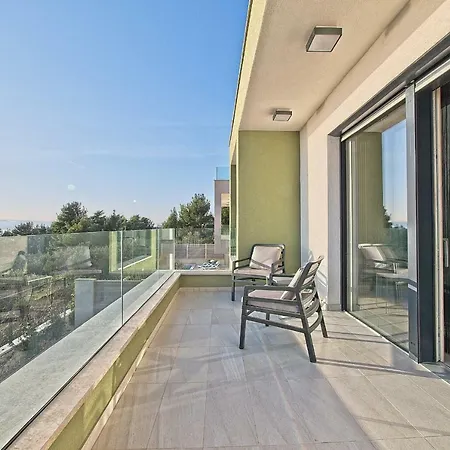 Ulika فيلة ماكارسكا